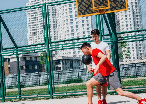 Primer Plano Retrato Dos Jugadores Baloncesto Mientras Que Empuje Entre —  Fotos de Stock