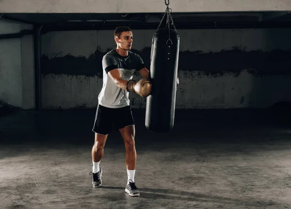 Boxer Homem Durante Boxe Batendo Saco Pesado Ginásio Fitness Treinamento — Fotografia de Stock