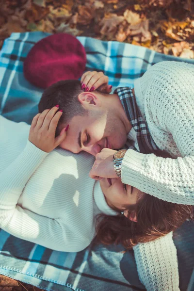 Vackra Paret Ligger Parken Solig Dag Och Lurar Runt — Stockfoto