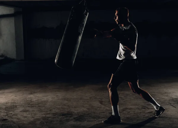 Νεαρός Αθλητής Πυγμαχίας Προπόνηση Στο Γυμναστήριο Σκούρο Φόντο Αθλητικός Άνθρωπος — Φωτογραφία Αρχείου