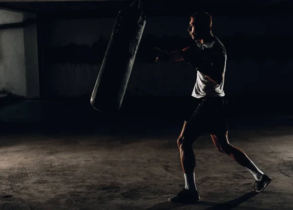 Młody Mężczyzna Atleta Trening Bokserski Siłowni Fitness Ciemnym Tle Athletic — Zdjęcie stockowe