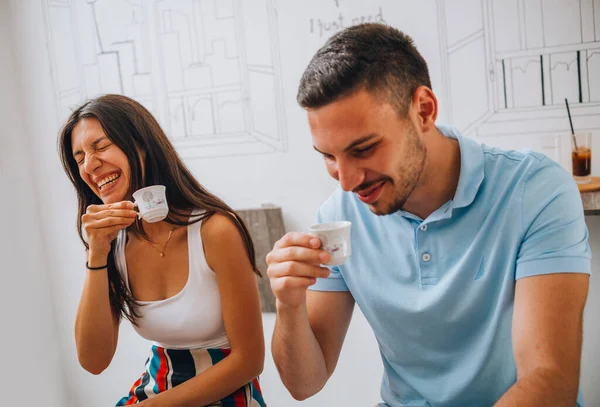 Gezellig paar zitten in cafe — Stockfoto