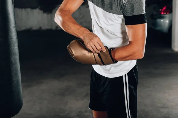 Jovem Lutador Prepara Para Luta Boxe Enquanto Coloca Luvas Caixa — Fotografia de Stock