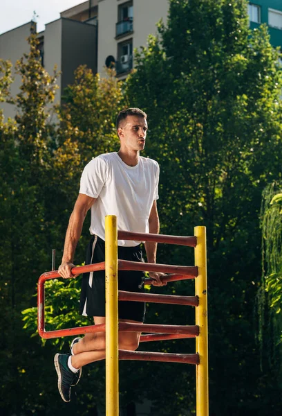 Porträt Eines Aktiven Gut Aussehenden Kaukasischen Mannes Beim Workout Der — Stockfoto