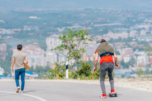 Uzun Boylu Sporcu Kırmızı Tişört Siyah Kot Pantolon Giyerken Hızlı — Stok fotoğraf