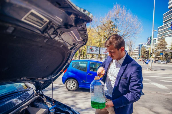 Pohledný Podnikatel Nedbale Obléká Motoru Auta — Stock fotografie