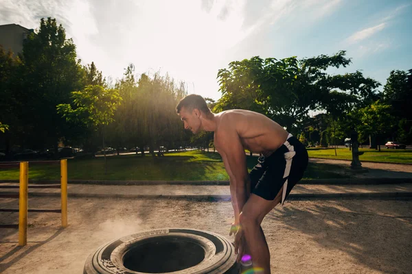 Μύες Γυμναστικής Shirless Άνθρωπος Κινείται Μεγάλο Ελαστικό Ανύψωση Έννοιας Προπόνηση — Φωτογραφία Αρχείου