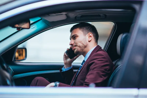 Менеджер Сидящий Переднем Сиденье Лимузина Разговаривающий Мобильному Делая Много Жестов — стоковое фото