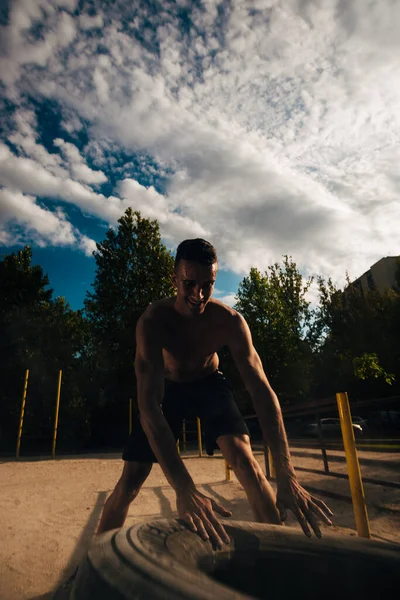 Homem Sem Camisa Fitness Muscular Movendo Grande Pneu Pesado Ginásio — Fotografia de Stock