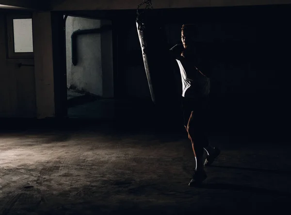 Jovem Pugilista Treinar Ginásio Treino Boxeador Caucasiano Com Saco Perfuração — Fotografia de Stock