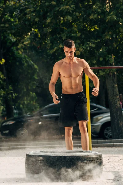 Junger Muskulöser Kaukasischer Sportler Mit Nacktem Oberkörper Beim Training Mit — Stockfoto