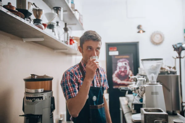 Робітник у кав "ярні п" є каву капучино. — стокове фото