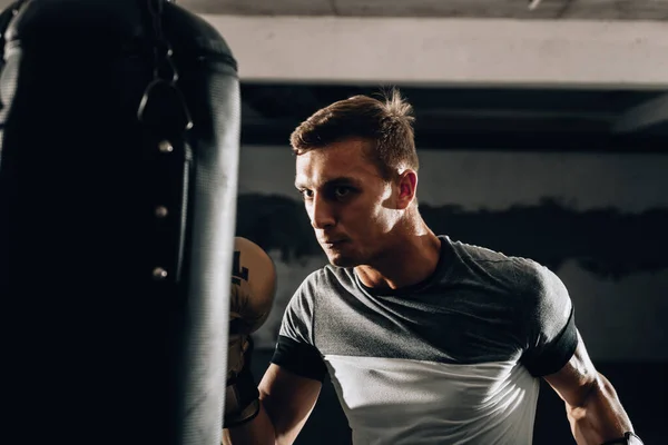 Jovem Boxeador Muscular Usando Saco Perfuração Ginásio Boxer Batendo Saco — Fotografia de Stock