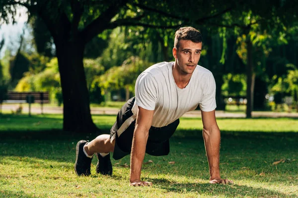 Fit Man Robi Pompki Siłowni Świeżym Powietrzu Podstawowe Ciało Trening — Zdjęcie stockowe