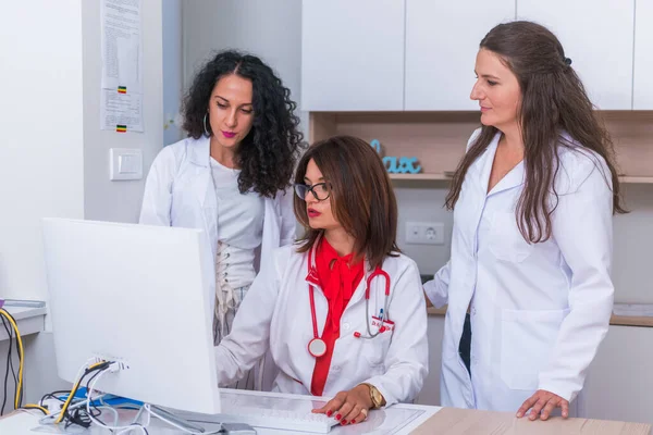 ( Equipo Médico) Doctora (médica) de 30 años trabajando en —  Fotos de Stock