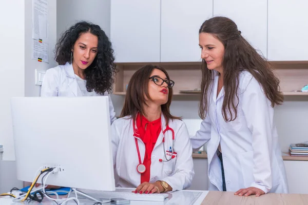 ( Equipo Médico) Doctora (médica) de 30 años trabajando en —  Fotos de Stock