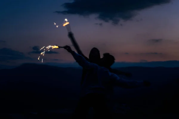 Deux Jeunes Danseurs Athlétiques Silhouette Exécutant Spectacle Montagne — Photo