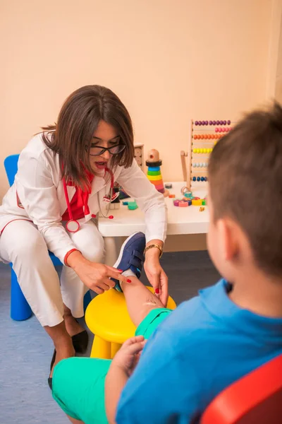 Doctor Poniendo Cinta Venda Niño Después Una Lesión —  Fotos de Stock