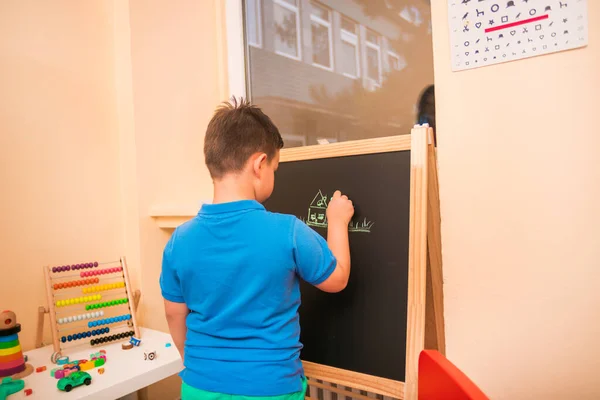 Tıp Sınavından Önce Tahtada Oynayan Çocuk — Stok fotoğraf