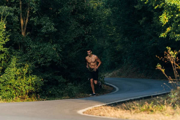 Sportieve Man Loopt Bergen Functionele Training Van Loper Tijdens Het — Stockfoto