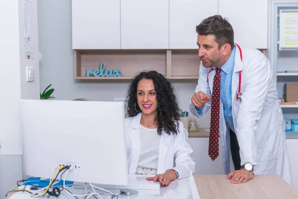 Männlicher Arzt Berät Diskutiert Mit Einer Krankenschwester Der Krankenhauslobby Über — Stockfoto