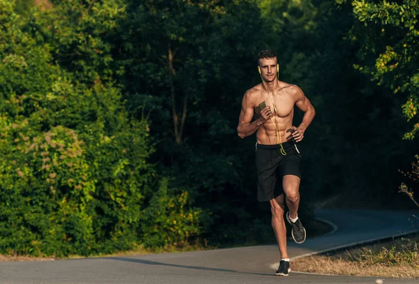 Sport Running Man Mannelijke Loper Training Buiten Sprinten Terwijl Luistert — Stockfoto