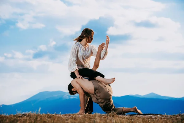 Dos Bailarines Modernos Pareja Adolescente Mujer Hombre Bailando Pico Estilo —  Fotos de Stock