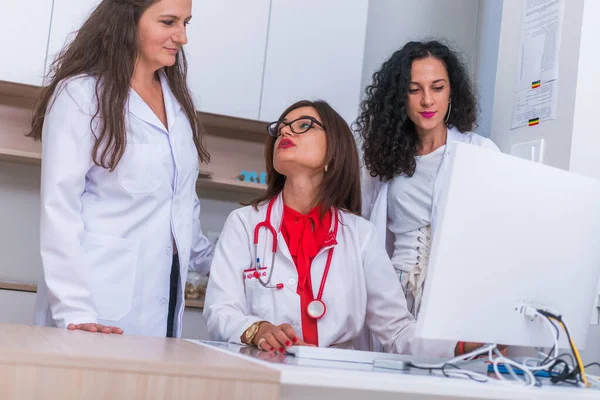 ( Equipo Médico) Doctora (médica) de 30 años trabajando en —  Fotos de Stock