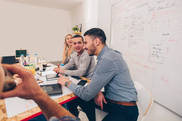 Başarılı Adamları Ofiste Bir Plan Yapıyor — Stok fotoğraf