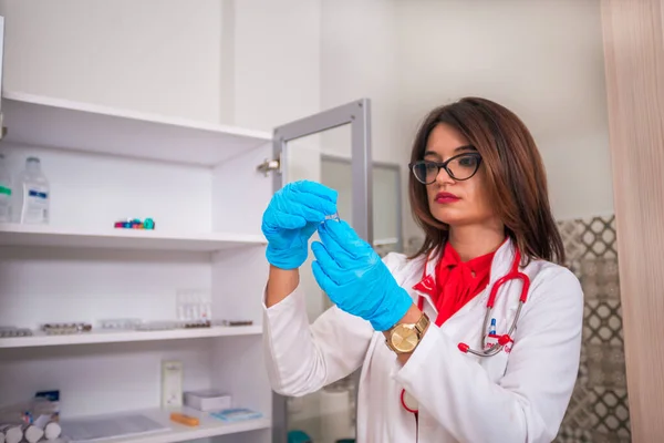 Mujer Mujer Médico Enfermera Sosteniendo Una Jeringa Mientras Está Pie —  Fotos de Stock