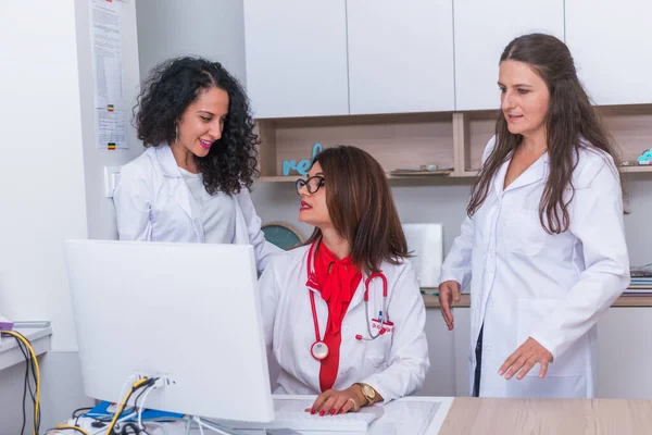 ( Equipo Médico) Doctora (médica) de 30 años trabajando en —  Fotos de Stock