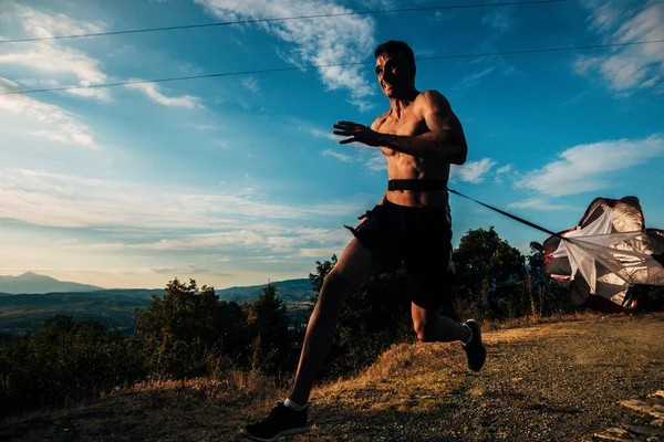 Trail Running Silhouet Man Met Weerstand Parachute Bergpad Oefenen — Stockfoto