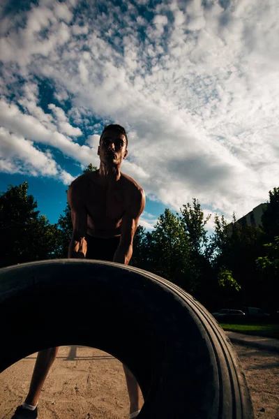 Hombre Musculoso Participando Entrenamiento Cross Fit Haciendo Una Voltereta Neumáticos — Foto de Stock