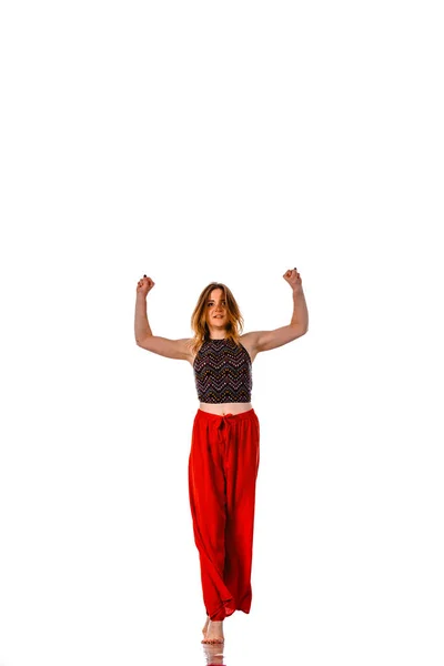 Freudig Leidenschaftliche Frau Tanzt Tanz Aerobic Mit Erhobenen Armen Ganzkörperporträt — Stockfoto