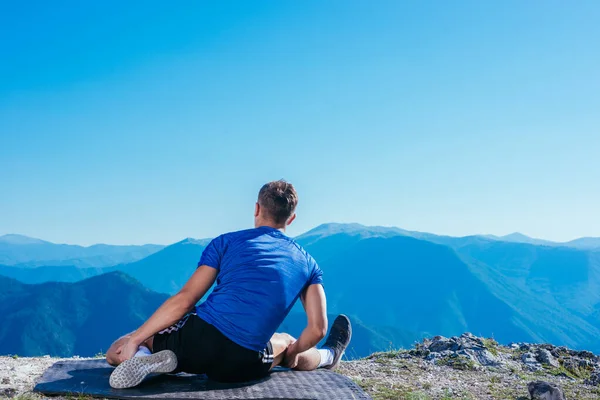 Fitness Trainer Che Esegue Suoi Esercizi Quotidiani Stretching Mattina Presto — Foto Stock