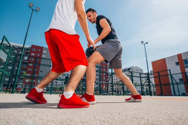 Dos Jugadores Baloncesto Caucásicos Luchando Por Posesión Pelota Cancha Baloncesto —  Fotos de Stock