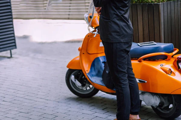 Bonito Hipster Moderno Empresário Com Barba Andando Cidade Chamando Telefone — Fotografia de Stock