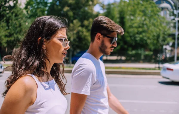 Junges Paar Teilt Einen Zärtlichen Moment Zusammen Während Einen Tag — Stockfoto