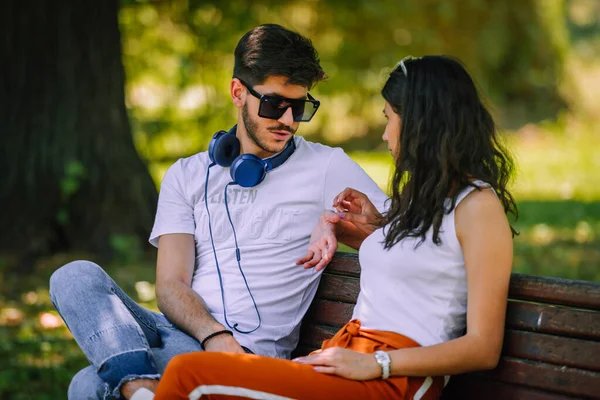 Couple Amoureux Passer Temps Dans Nature Sur Banc Parc — Photo