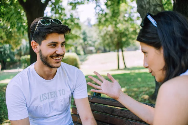 Glückliche Kaukasische Gelegenheitsmenschen Unterhalten Sich Und Entspannen Sich Park — Stockfoto