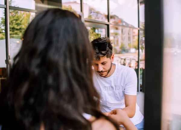 Portret Van Een Jong Koppel Met Plezier Gesprek Een Koffieshop — Stockfoto