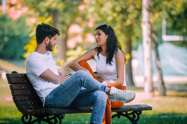 Jovem Casal Sentado Banco Brigando Uns Com Outros Parque — Fotografia de Stock