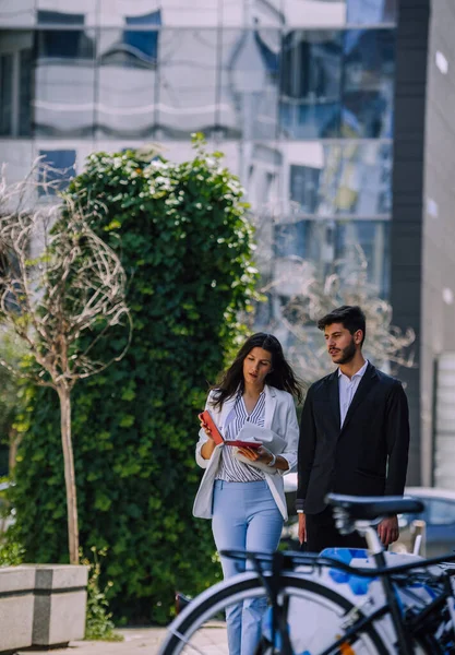 Preparar Para Reunião Dois Jovens Empresários Que Caminham Rua Cidade — Fotografia de Stock