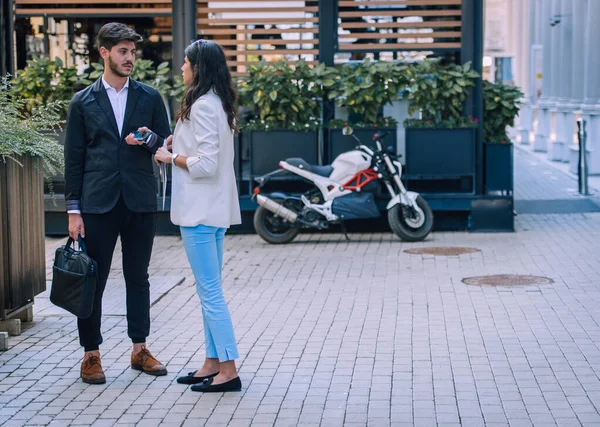 Vooraanzicht Van Een Gelukkig Stel Leidinggevenden Die Straat Lopen Praten — Stockfoto