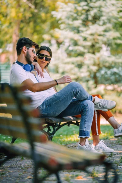 Ganzkörperporträt Eines Glücklichen Paares Auf Bank Stadtpark — Stockfoto