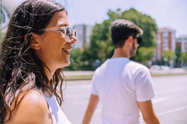 Porträt Einer Attraktiven Jungen Frau Die Mit Ihrem Freund Freien — Stockfoto