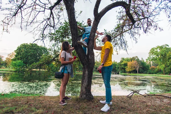 Jovens Estão Brincando Com Seu Amigo Que Está Árvore Parque — Fotografia de Stock