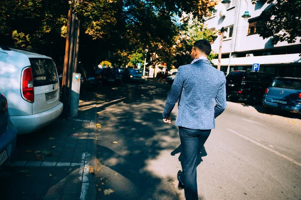 Noktada Onun Tarzı Ile Sokakta Yürürken Genç Işadamı — Stok fotoğraf