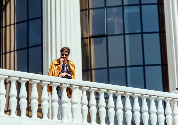 Retrato Hombre Negocios Sonriente Caminando Hablando Por Teléfono Móvil — Foto de Stock