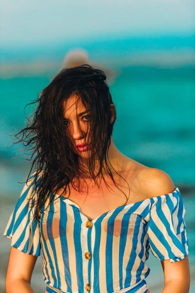 Imagen brillante de una hermosa mujer en una playa — Foto de Stock
